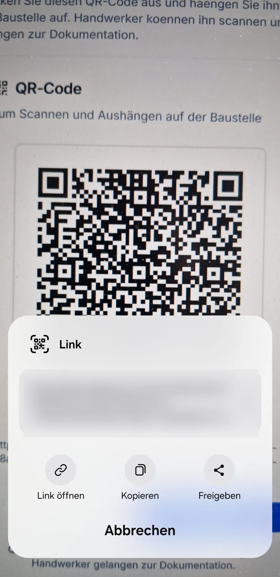 Mitarbeiter scannt den Projekt-QR-Code; erkanntes Link-Fenster mit ‚Link öffnen‘